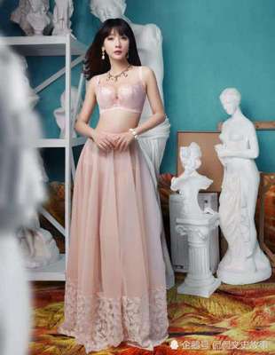 柳巖時尚演繹內衣風采，多色蕾絲盡顯優雅與性感